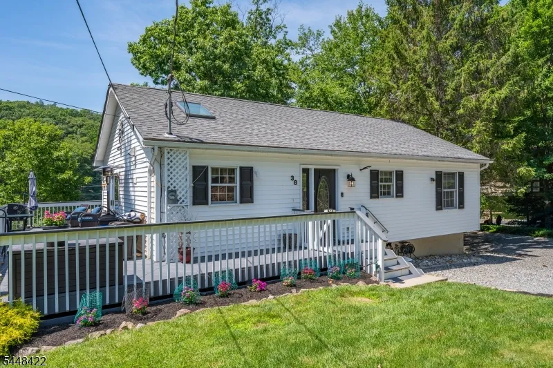 38 Oneida Ave Hopatcong, NJ 07843