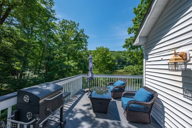 38 Oneida Ave Hopatcong, NJ 07843