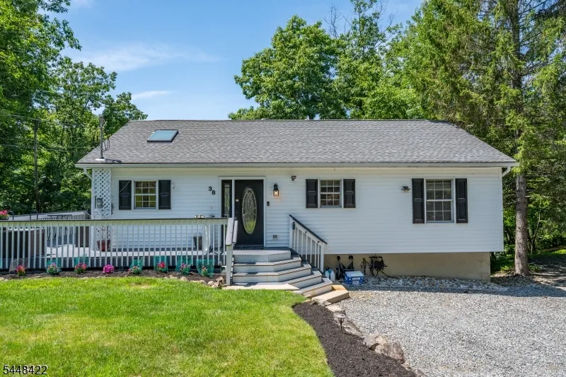 38 Oneida Ave Hopatcong, NJ 07843