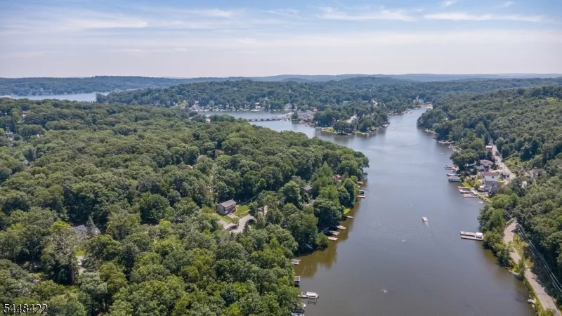 38 Oneida Ave Hopatcong, NJ 07843