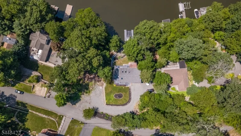 38 Oneida Ave Hopatcong, NJ 07843