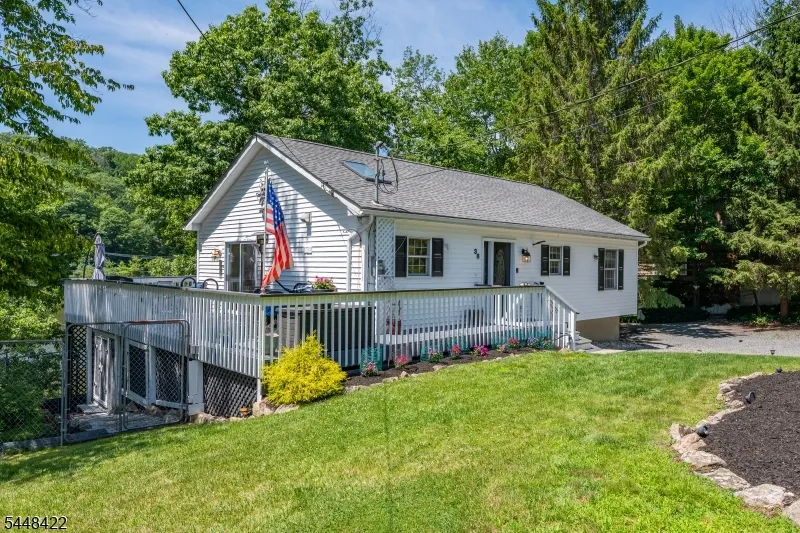38 Oneida Ave Hopatcong, NJ 07843
