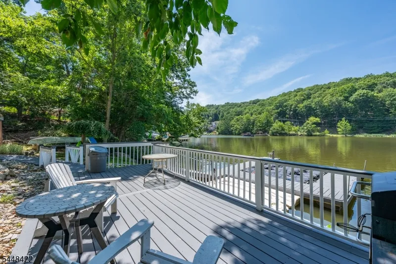 38 Oneida Ave Hopatcong, NJ 07843