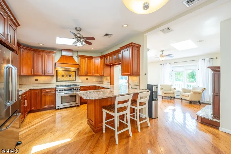 38 Oneida Ave Hopatcong, NJ 07843