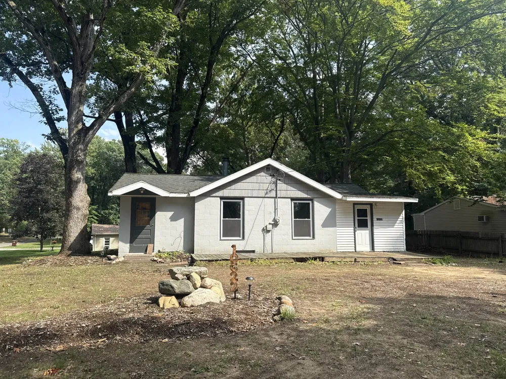 10622 Round Lake Drive Mecosta, MI 49332