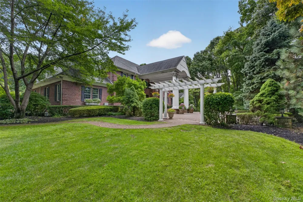 11 Danton Lane Locust Valley, NY 11560