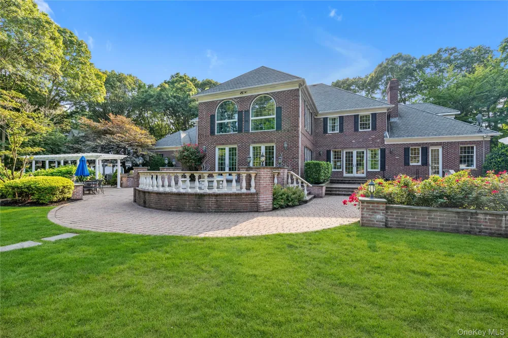 11 Danton Lane Locust Valley, NY 11560