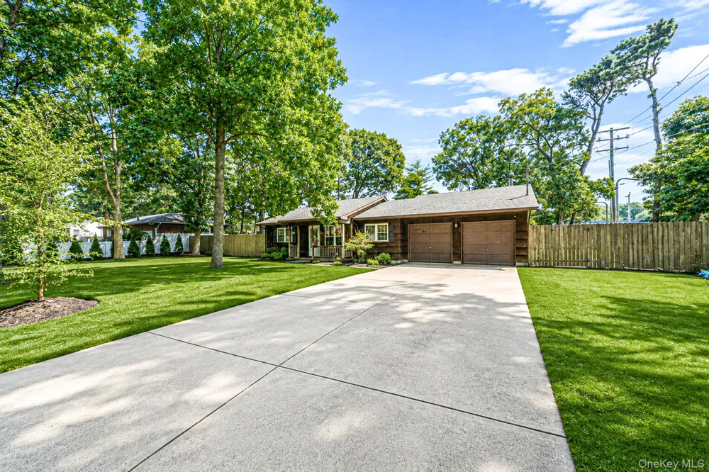 21 Windus Drive Shirley, NY 11967