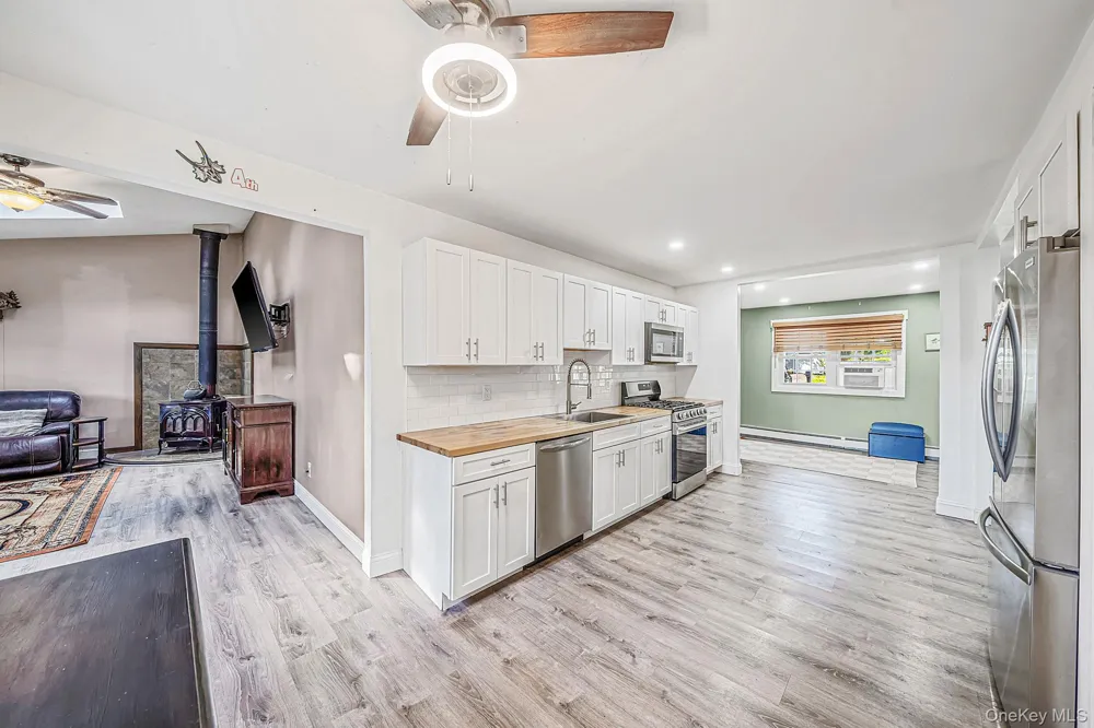 21 Windus Drive Shirley, NY 11967