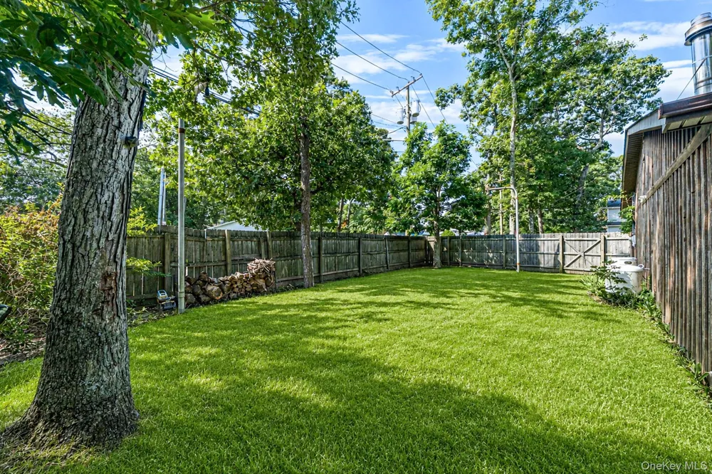 21 Windus Drive Shirley, NY 11967