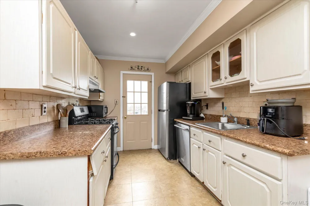 88 E Valley Stream Boulevard #6 Valley Stream, NY 11580