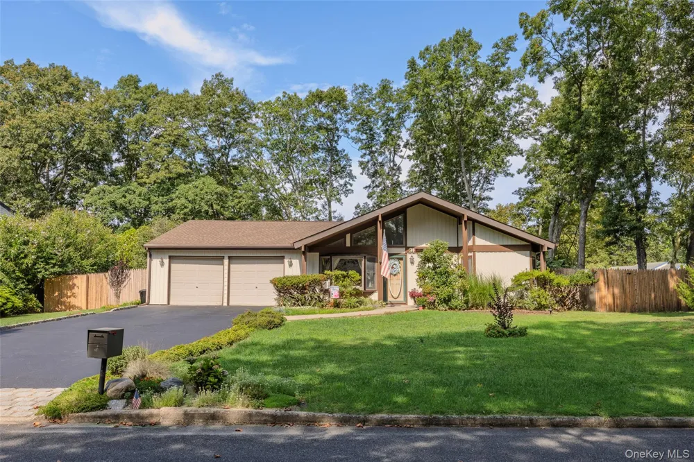 24 Yosemite Lane Coram, NY 11727