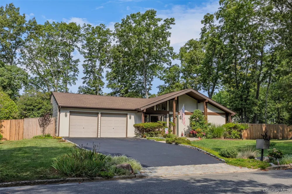 24 Yosemite Lane Coram, NY 11727
