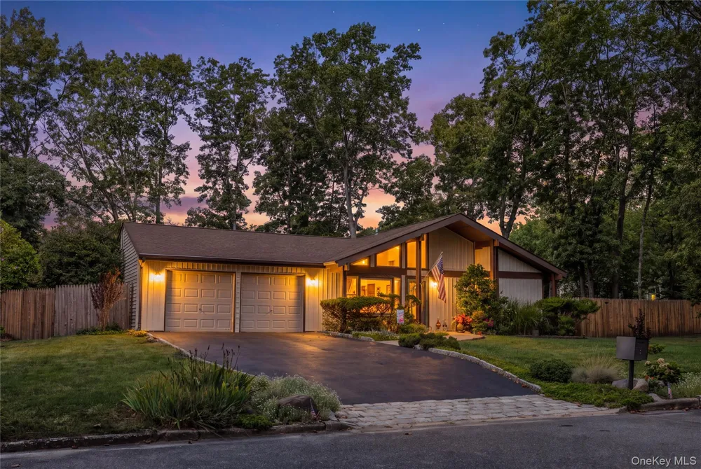 24 Yosemite Lane Coram, NY 11727