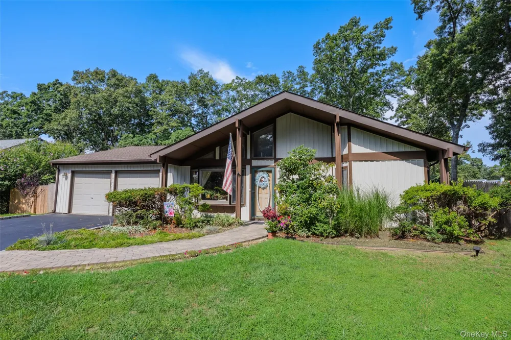 24 Yosemite Lane Coram, NY 11727