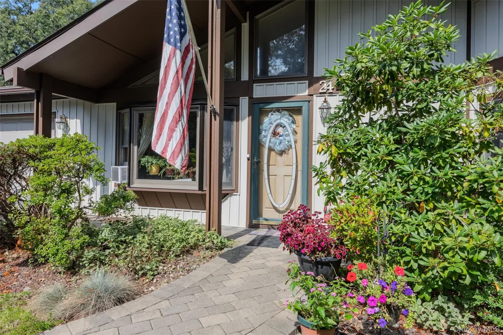 24 Yosemite Lane Coram, NY 11727