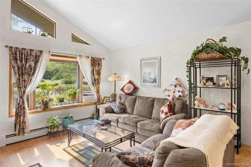 24 Yosemite Lane Coram, NY 11727