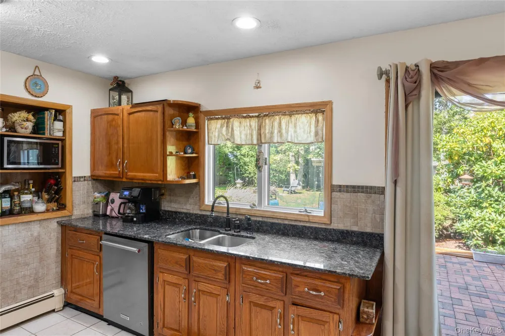 24 Yosemite Lane Coram, NY 11727