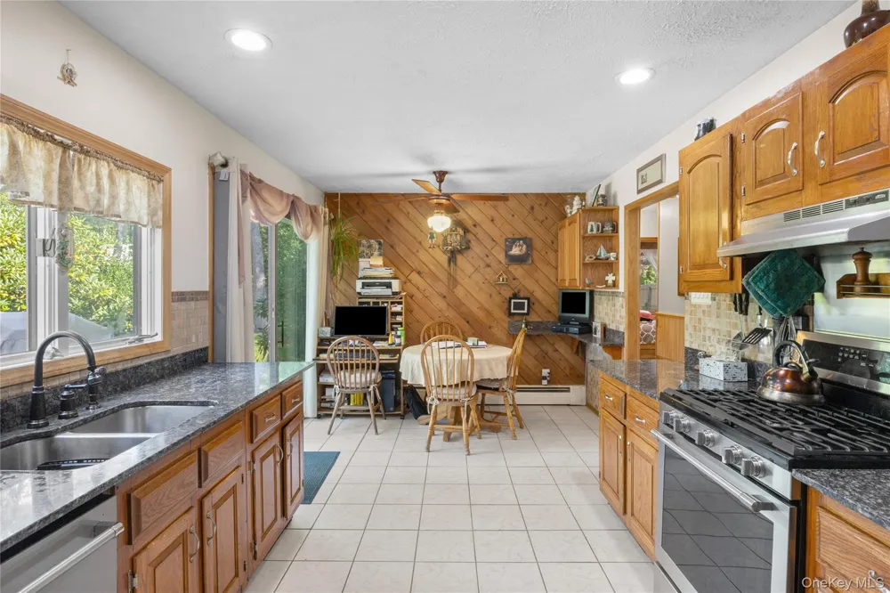 24 Yosemite Lane Coram, NY 11727