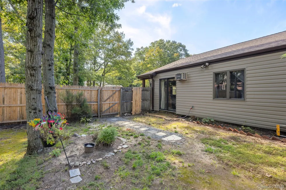 24 Yosemite Lane Coram, NY 11727