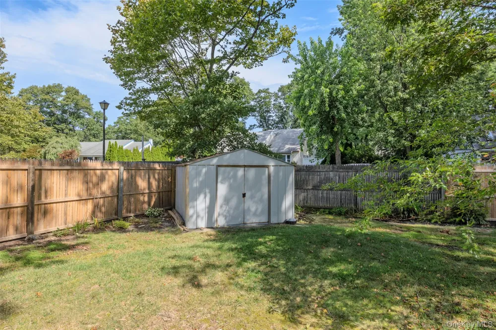 24 Yosemite Lane Coram, NY 11727