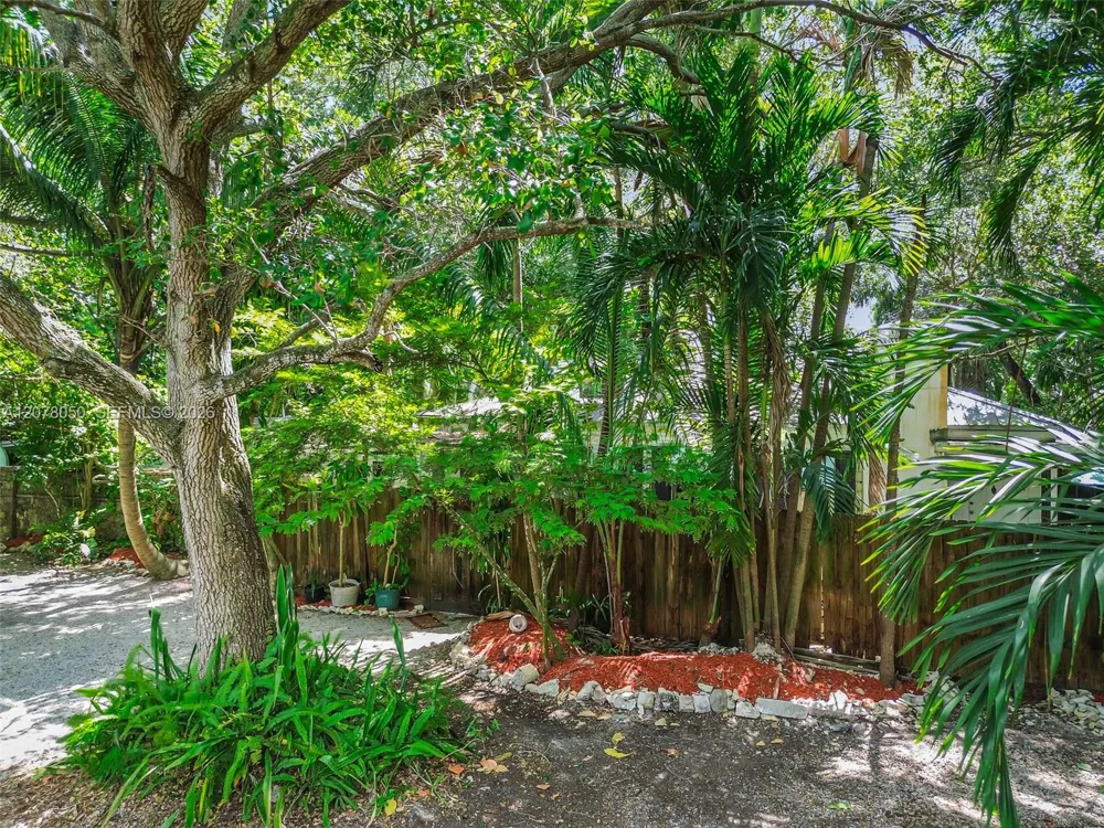 3595 Avocado Ave Miami, FL 33133