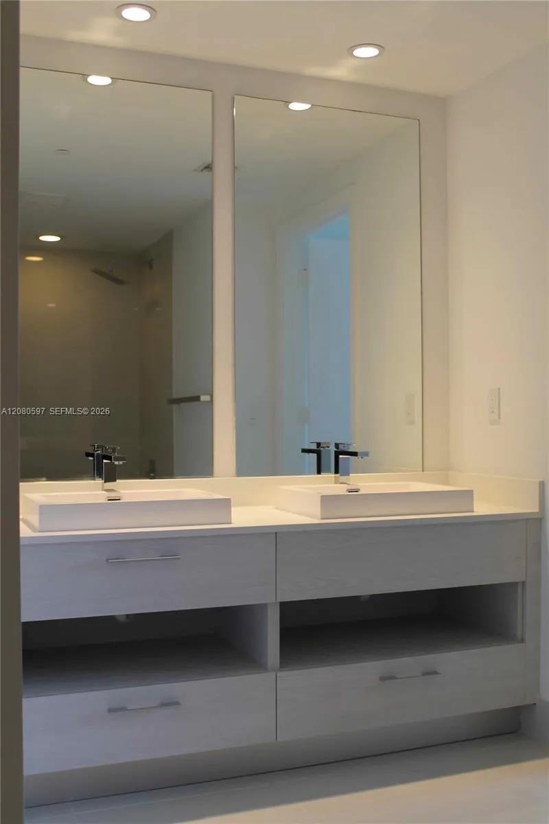 45 SW 9th St #2809 Miami, FL 33130