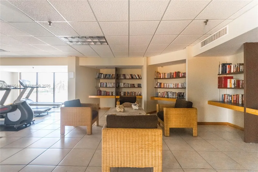 2401 Collins Ave #712 Miami Beach, FL 33140