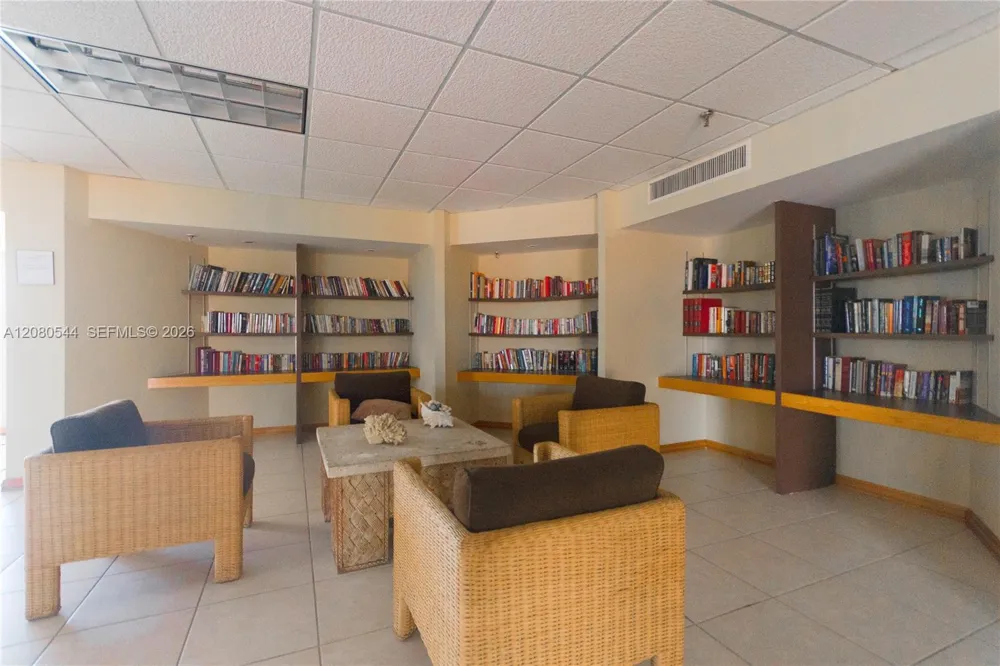 2401 Collins Ave #712 Miami Beach, FL 33140