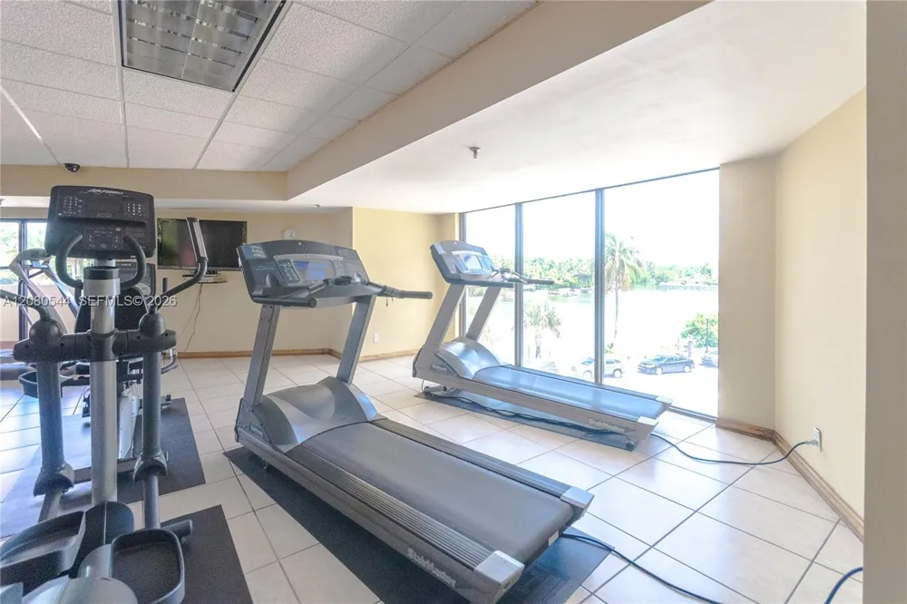 2401 Collins Ave #712 Miami Beach, FL 33140