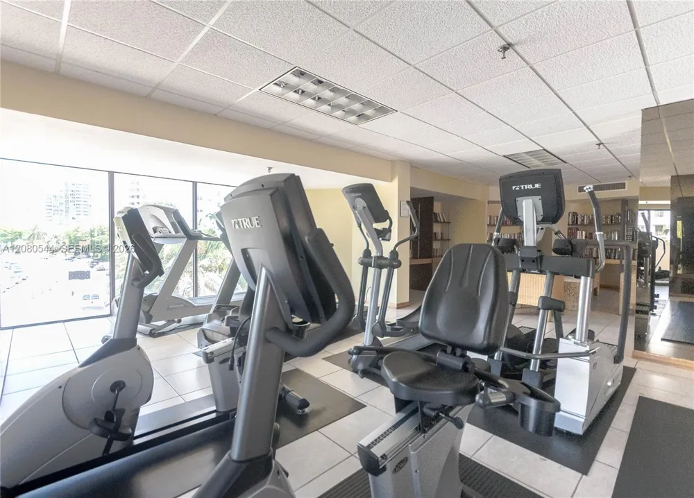 2401 Collins Ave #712 Miami Beach, FL 33140