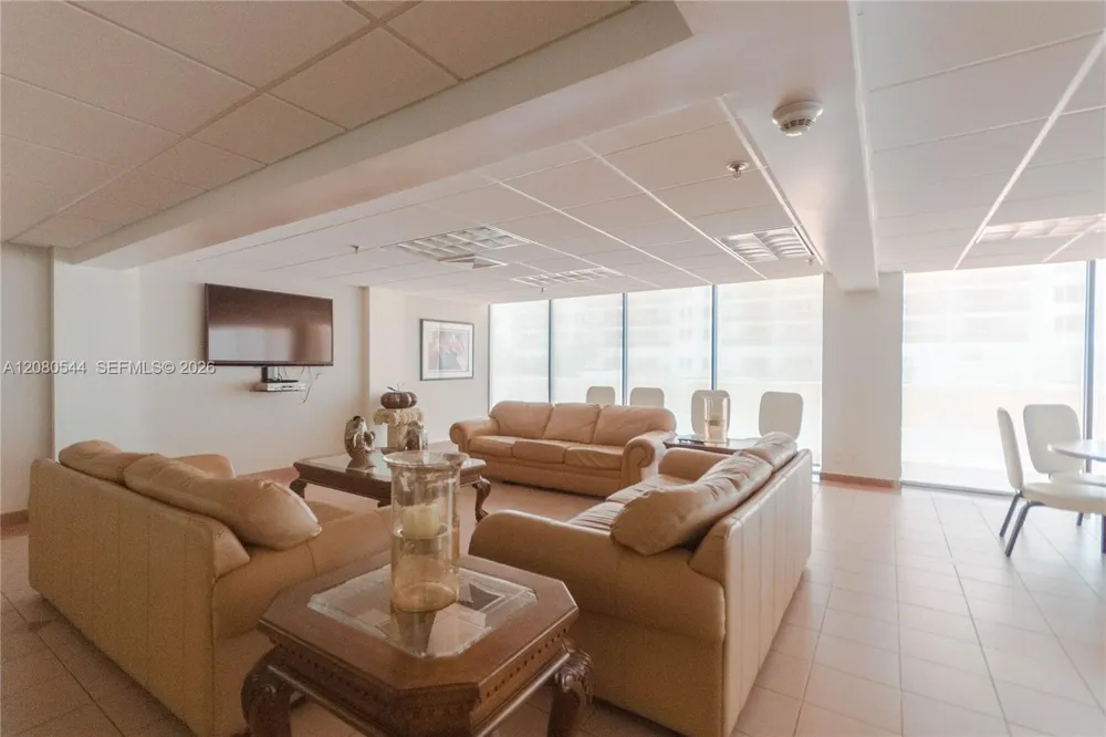 2401 Collins Ave #712 Miami Beach, FL 33140