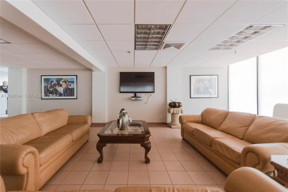 2401 Collins Ave #712 Miami Beach, FL 33140