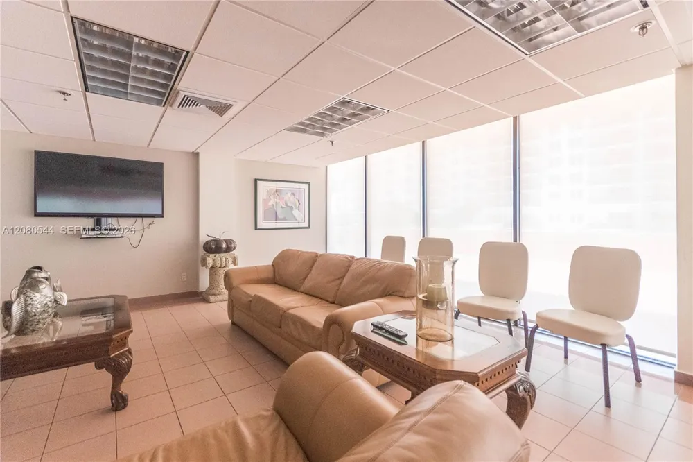 2401 Collins Ave #712 Miami Beach, FL 33140