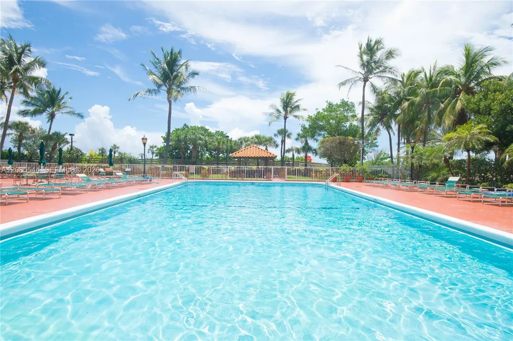 2401 Collins Ave #712 Miami Beach, FL 33140