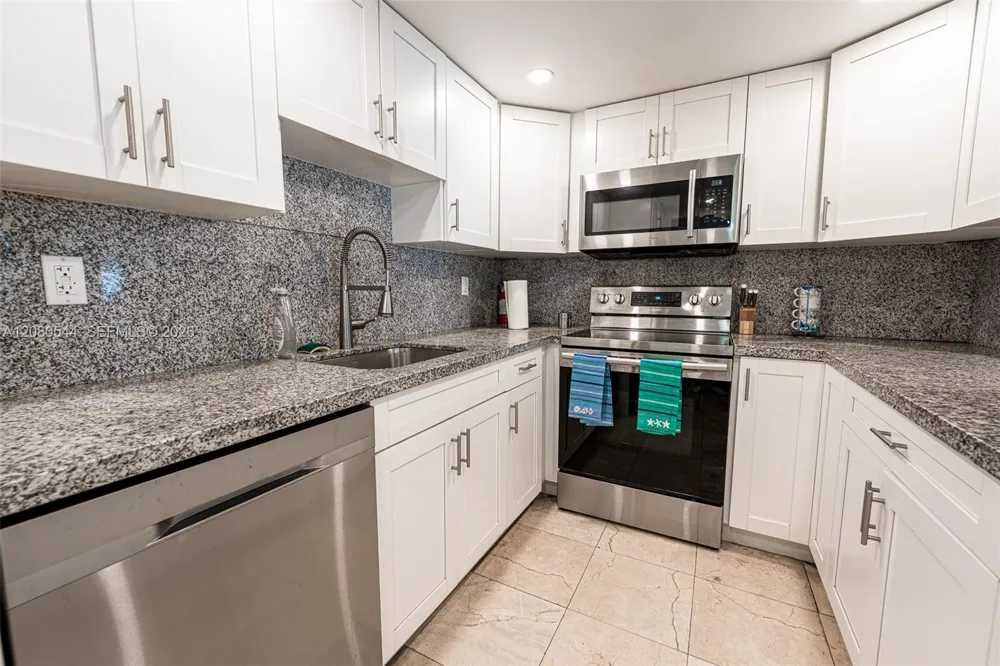2401 Collins Ave #712 Miami Beach, FL 33140