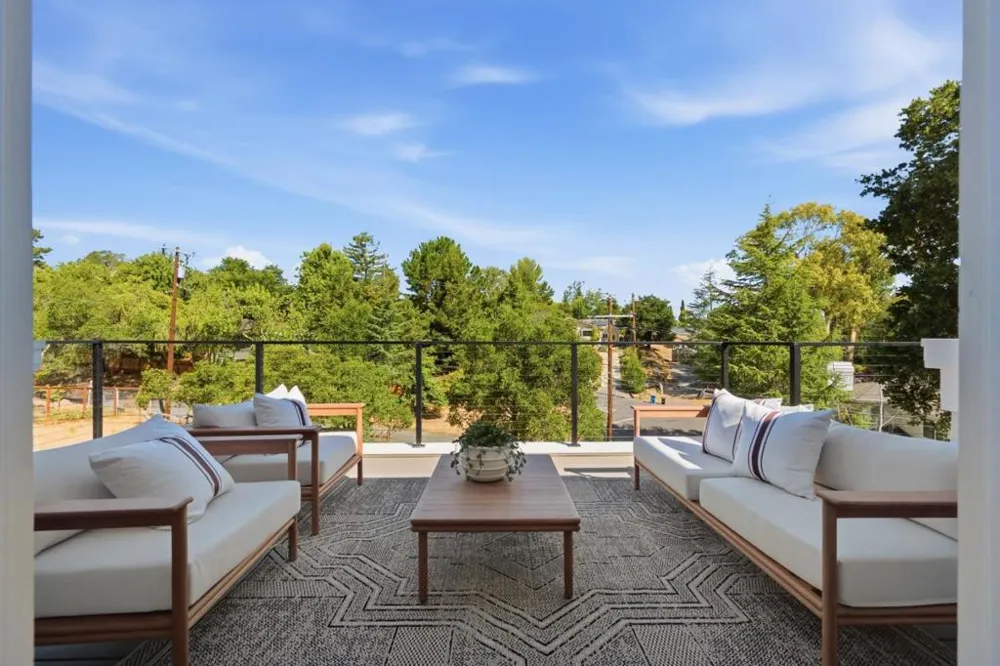 608 Lakeview Way Redwood City, CA 94062