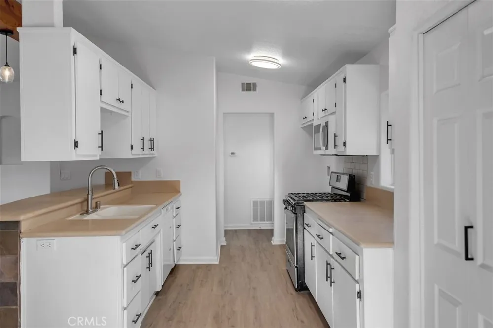 17983 Pitache Street Hesperia, CA 92345