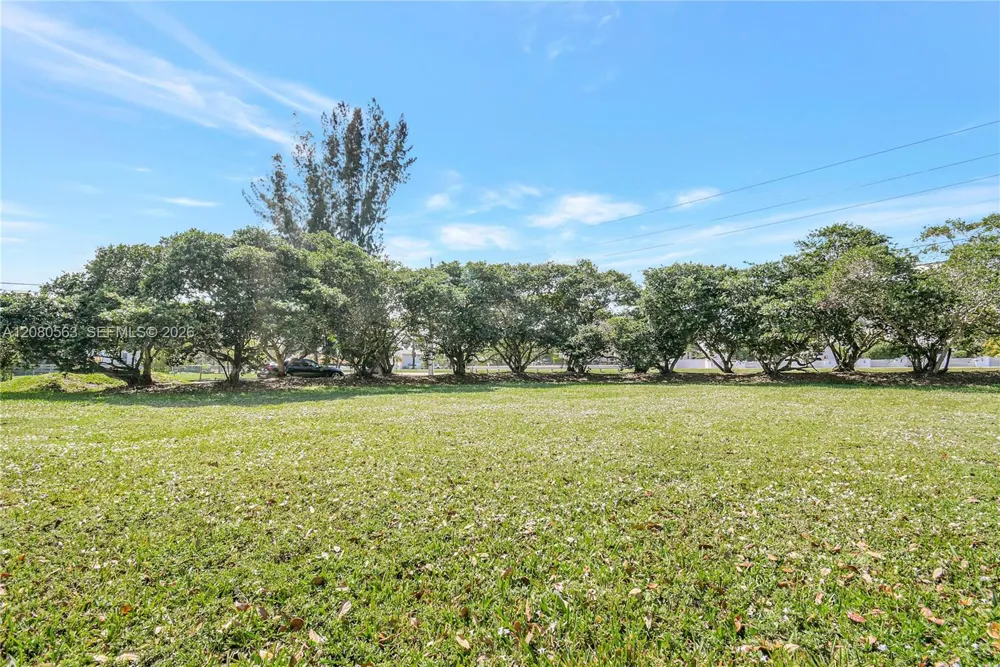 28 SW Street Davie, FL 33330