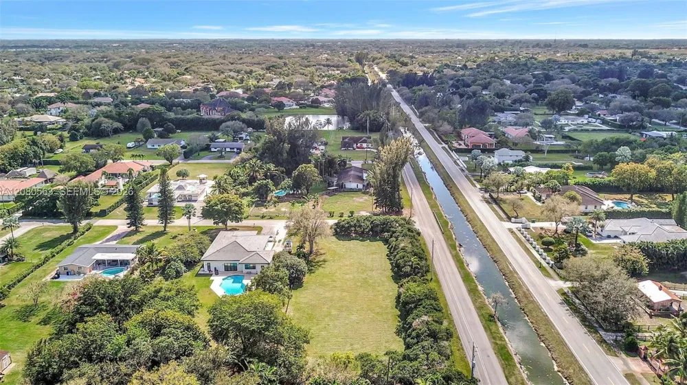 28 SW Street Davie, FL 33330