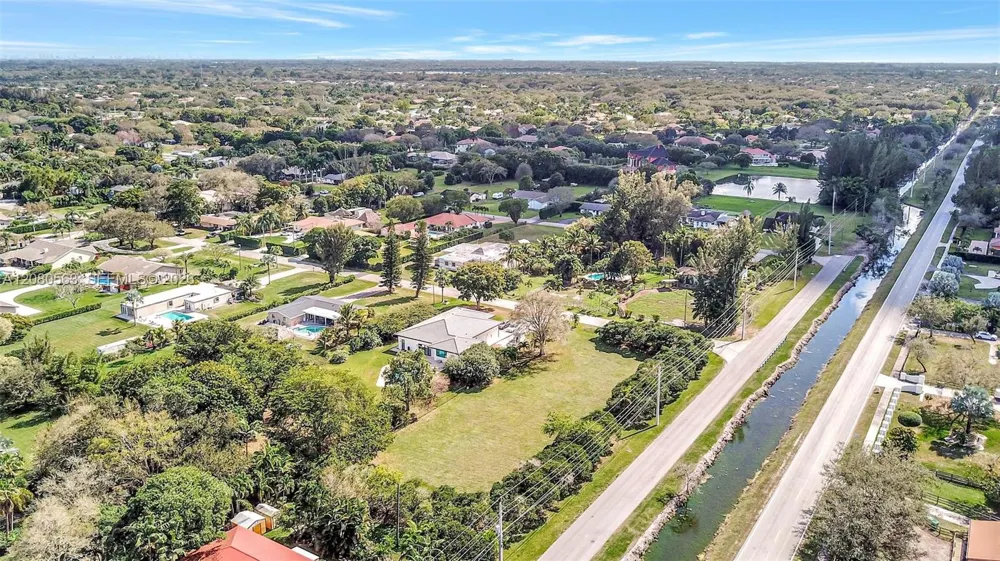 28 SW Street Davie, FL 33330