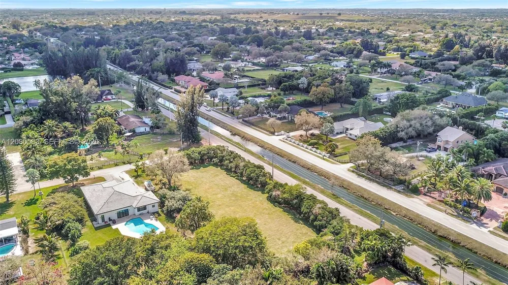 28 SW Street Davie, FL 33330