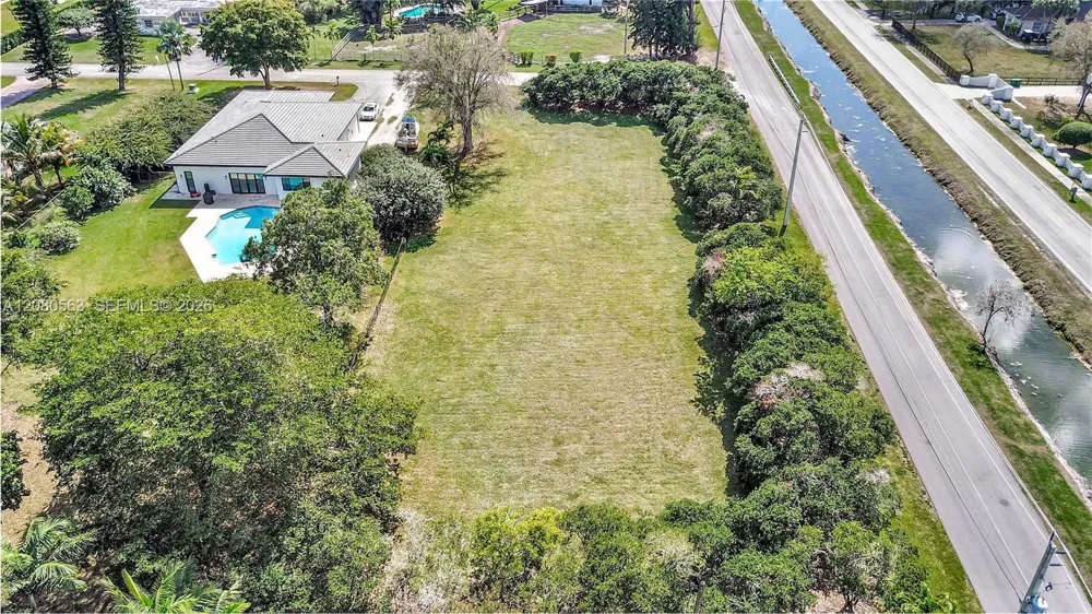28 SW Street Davie, FL 33330