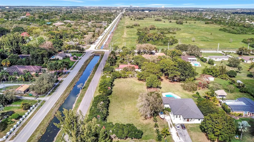28 SW Street Davie, FL 33330