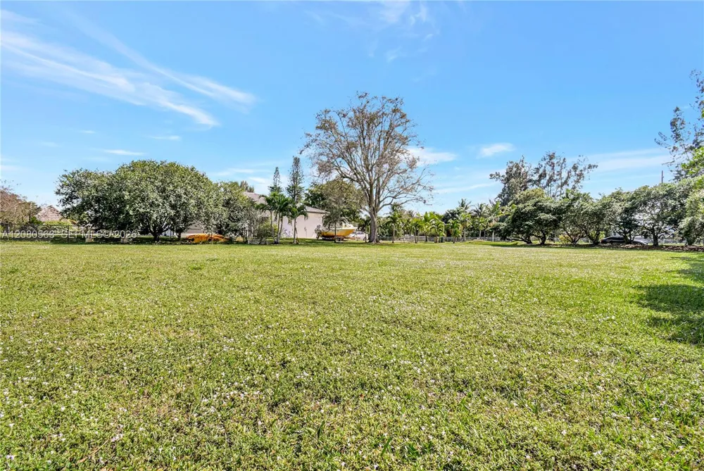 28 SW Street Davie, FL 33330