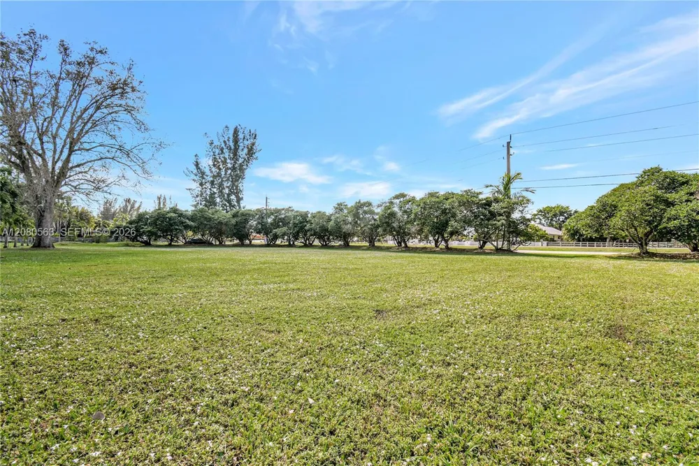28 SW Street Davie, FL 33330
