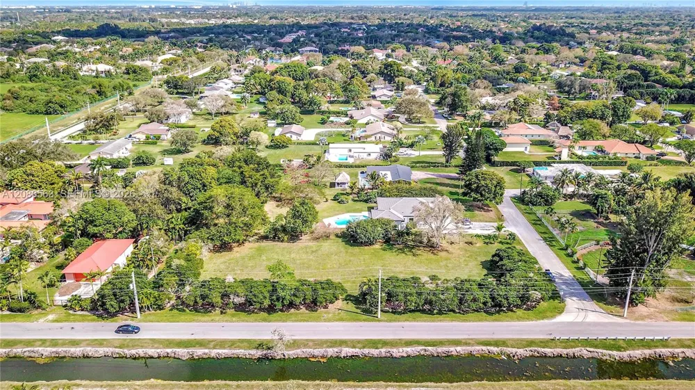 28 SW Street Davie, FL 33330