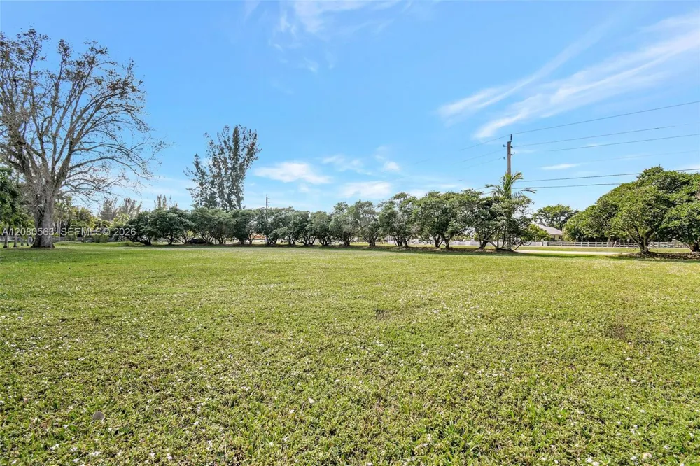 28 SW Street Davie, FL 33330