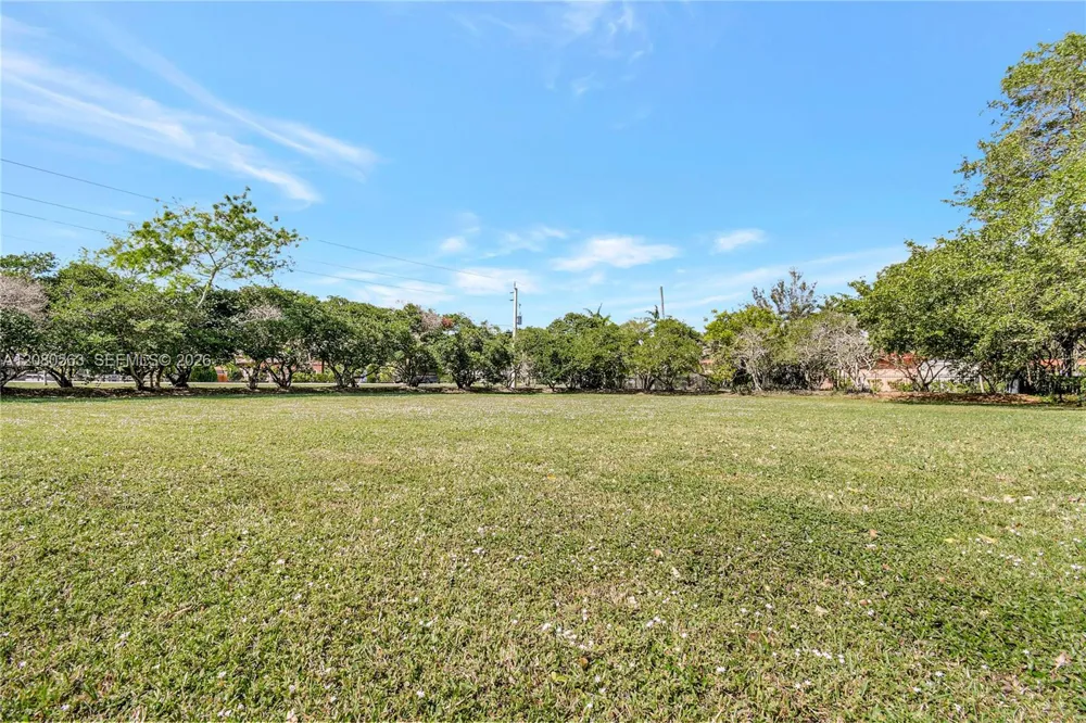 28 SW Street Davie, FL 33330