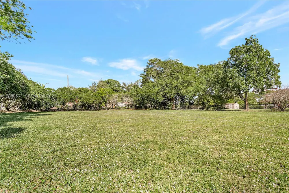 28 SW Street Davie, FL 33330